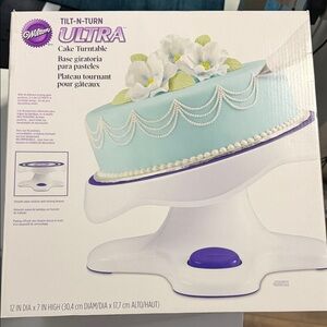 Wilton Tilt-N-Turn Ultra Cake Turntable - White and Purple